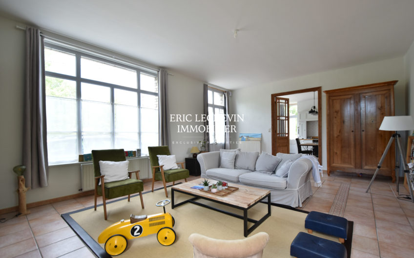 Maison entre commerces et plage
