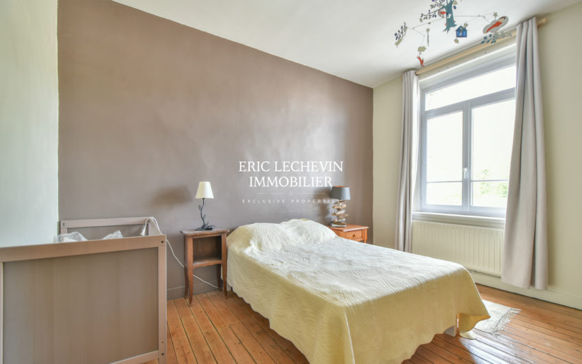 Maison entre commerces et plage
