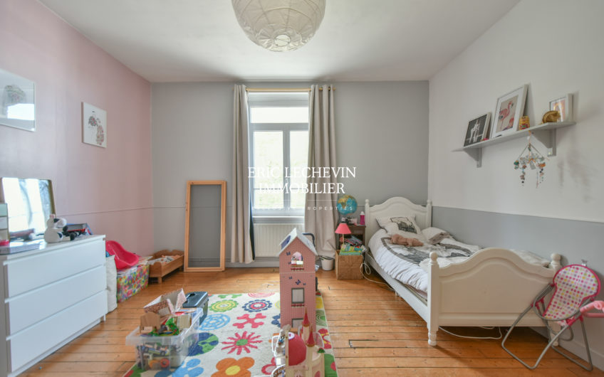 Maison entre commerces et plage