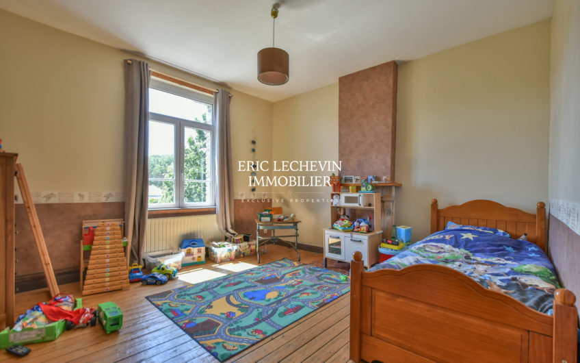 Maison entre commerces et plage