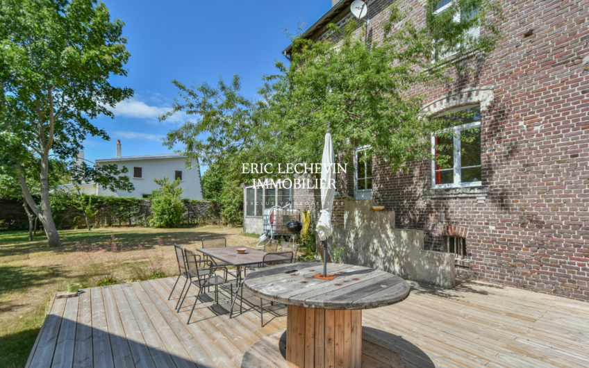 Maison entre commerces et plage
